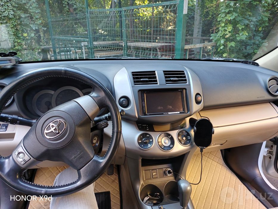 Avtomobil Toyota rav4