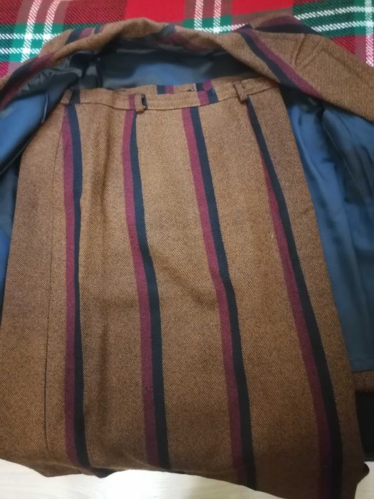 Дамски вълнен костюм  с пола и сако с хастар