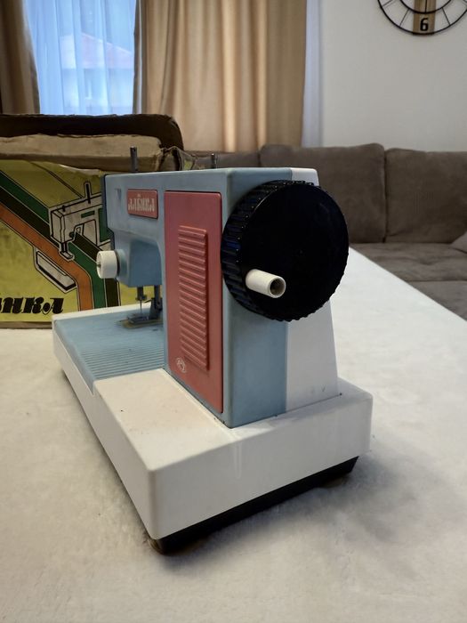 Руска ретро шевна машина детцка