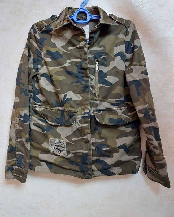 Камуфляжная джинсовая куртка Pull & Bear