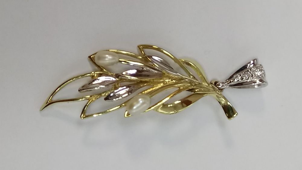 Златна висулка с диаманти и перли от бяло и жълто злато