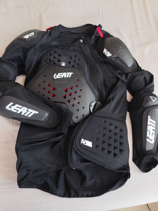 Защитна ризница LEATT (M/L)