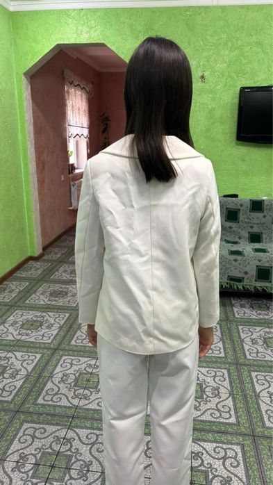 Продам белый костюм с брюками