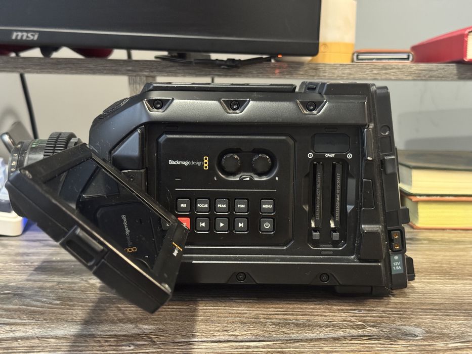 Blackmagic ursa mini 4.6k g1 + 2 v mount battery, + 2 cfast card