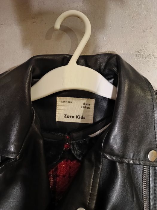 Кокетни празнични роклички момиче  7-8 години.