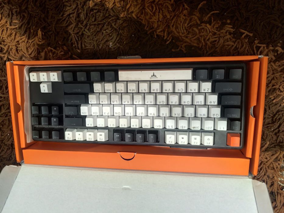 Наушники и клавиатура игровые