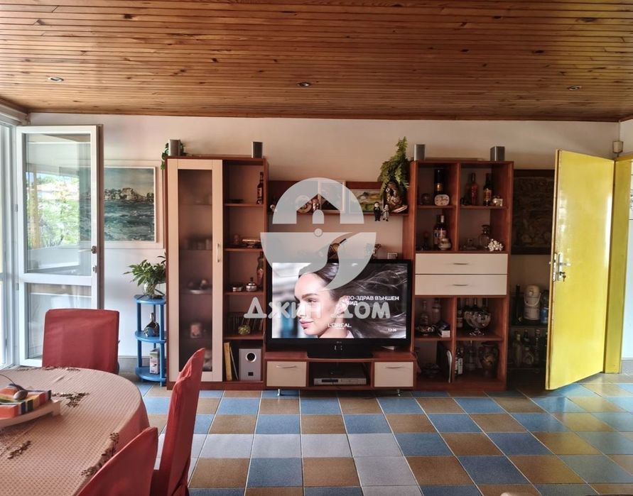 Просторна обзаведена къща с двор в гр. Бяла