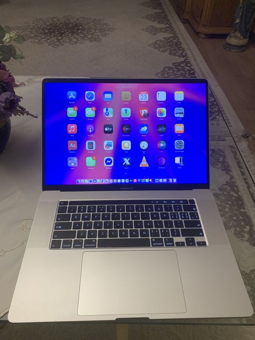 Macbook Pro 16” Touch Bar  i9 1TB 16GB Ram 4GB Video