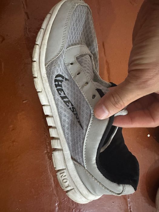 Кроссовки сатылады