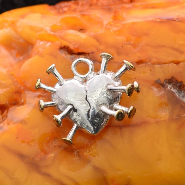 Сребърен медальон 925 „Сърце с пирони“