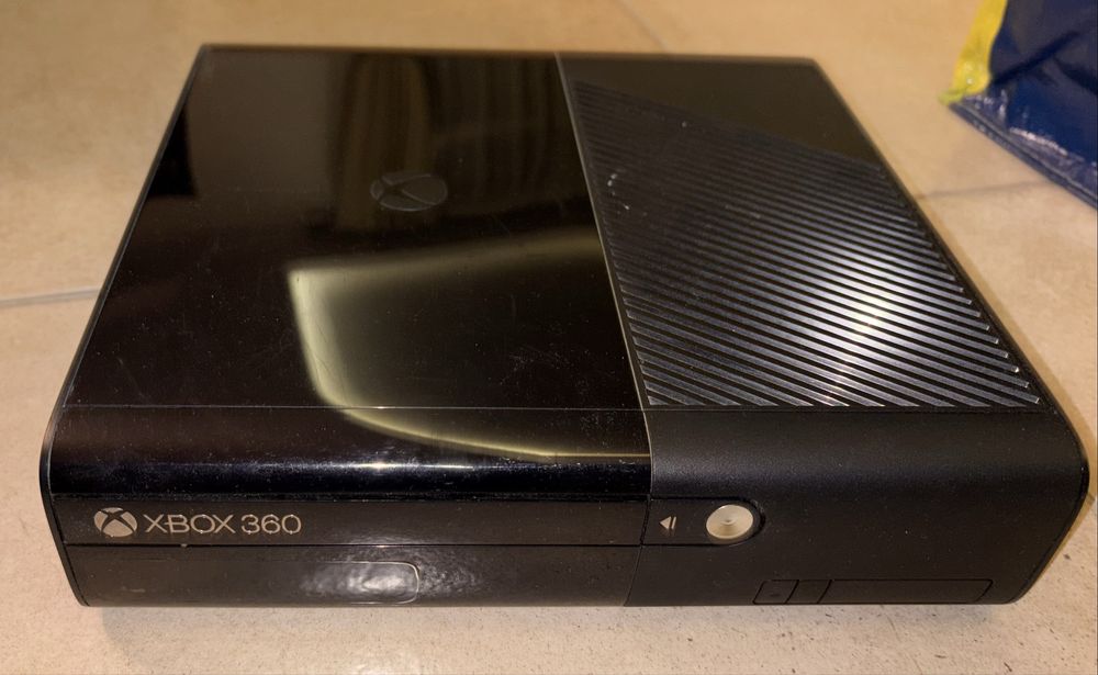 Pachet Consola Xbox 360 E + Senzor Kinect + 3 Controllere + Jocuri Originale