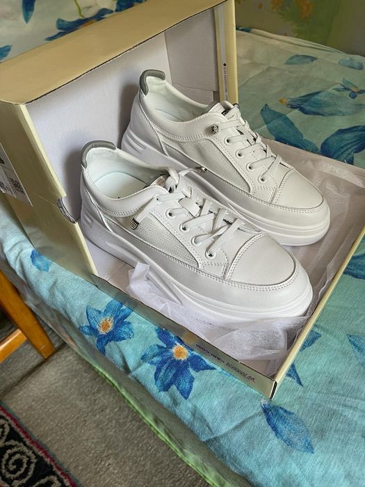 Классические кроссовки 40