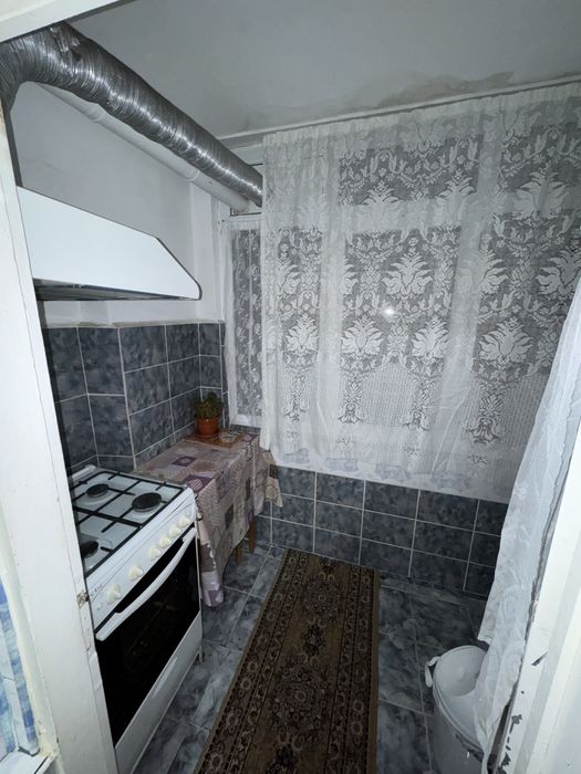 Vând apartament cu 2 camere, zona Roșiori cu Școlilor