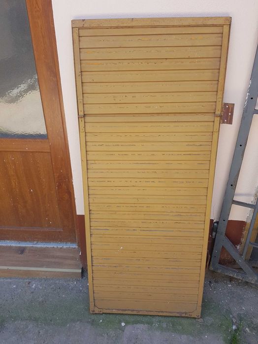 Usa de lemn de brad cu toc, obloane