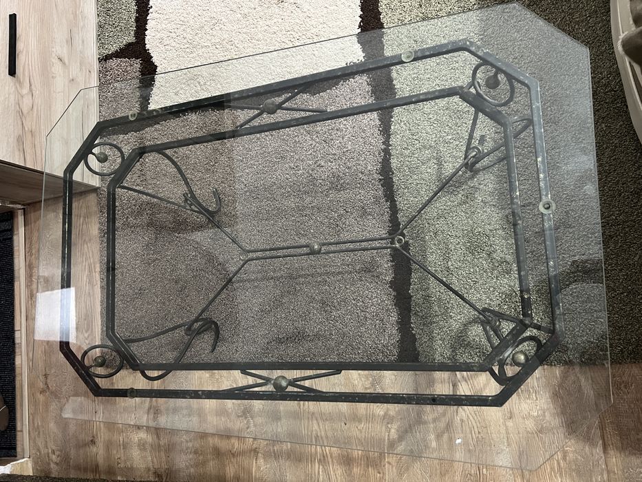 Masă din sticlă cu structură metalică