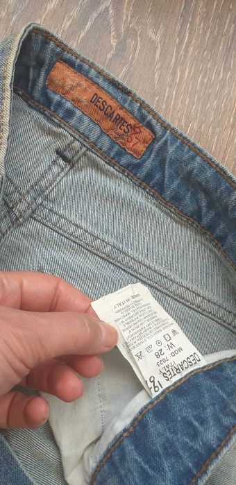 Скъсани дънки, интересен модел