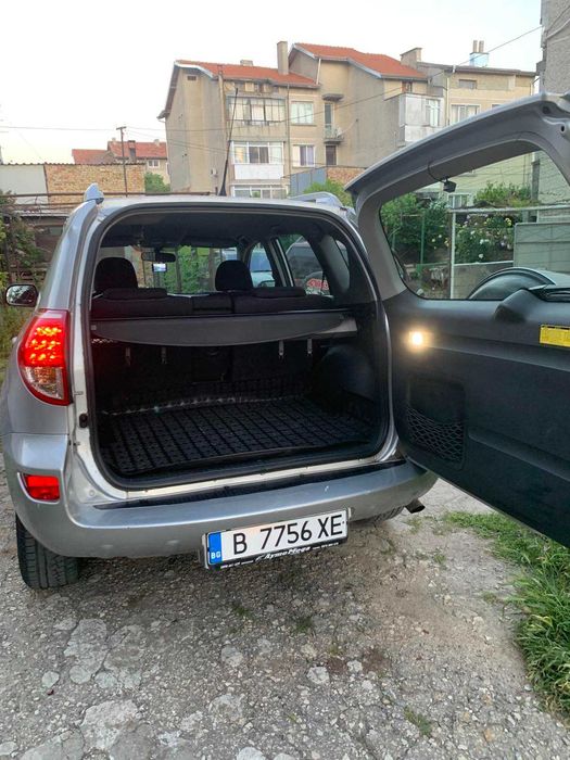 Продавам Тойота Рав 4