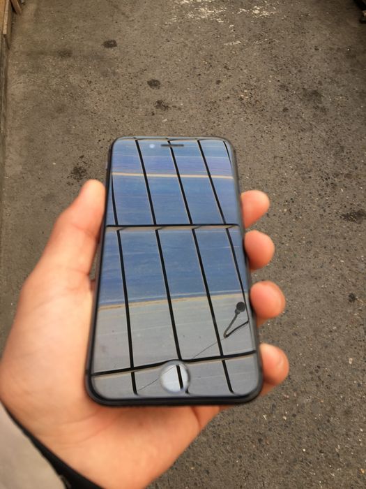 Продам Айфон 8