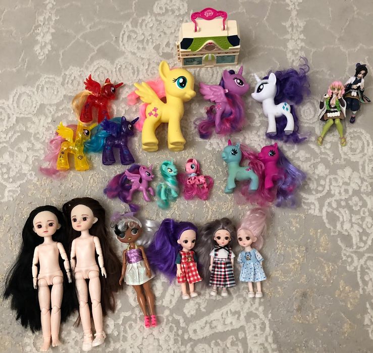 Игрушки куклы и пони