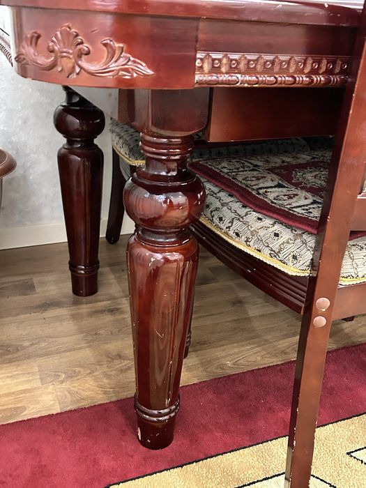 Стол и  шесть стулья