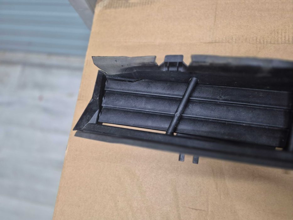 Grila activa inferioara hota clapete Bmw seria 5 G30 LCi cod 5A218F6-02