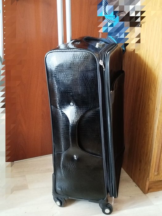 Большой, объемный чемодан