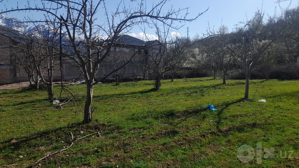 Yer sotiladi 6 sotixdan 2 ta yonma yon