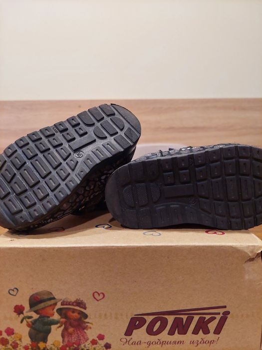 Различни детски обувки с топла подплата.