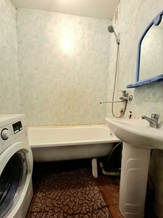 1 ком кв 4 мкр 1990 год