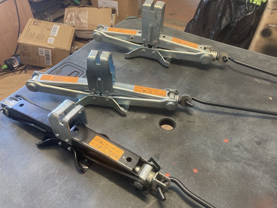 Set Cric Cheie Roti Coarba Nissan Qashqai Juke Renault Kadjar Dacia Duster Mazda CX3 CX30 CX5 CX60 Honda CRV CHR Toyota Rav 4 Corolla Cross Suzuki