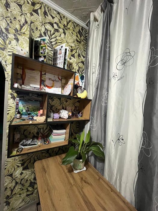 Стол с полочками