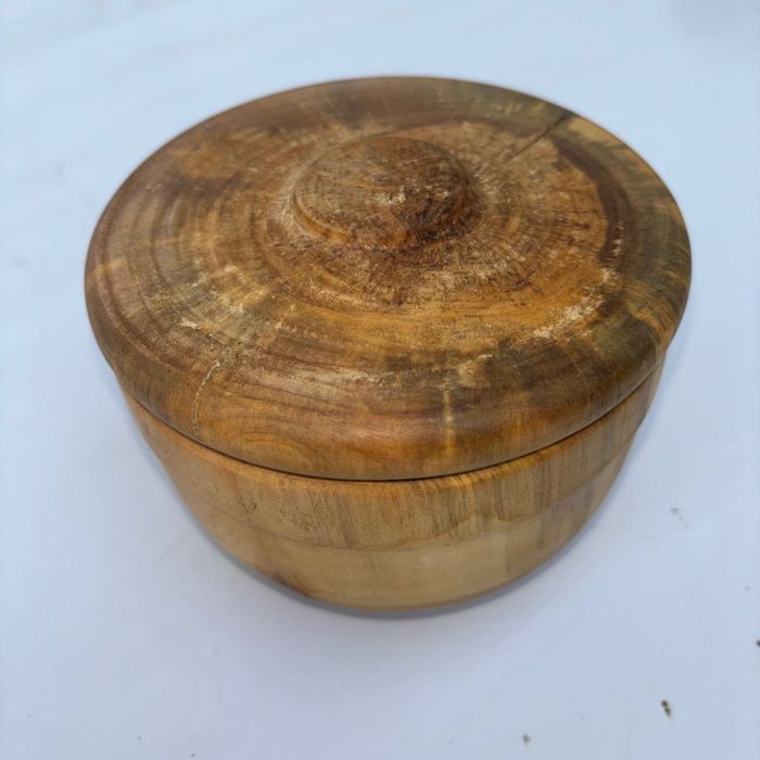 Cutie din lemn de salcie, cu capac Dimensiuni interior 6x11cm Finisat cu ulei mineral și ceara de albine și carnauba