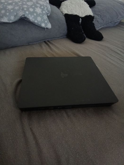 Vând  PlayStation 4 slim urgent!!!