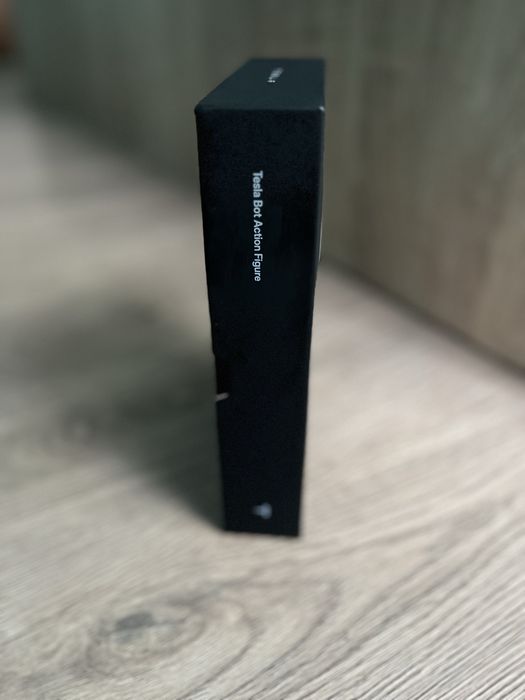 Figurina TESLA robot