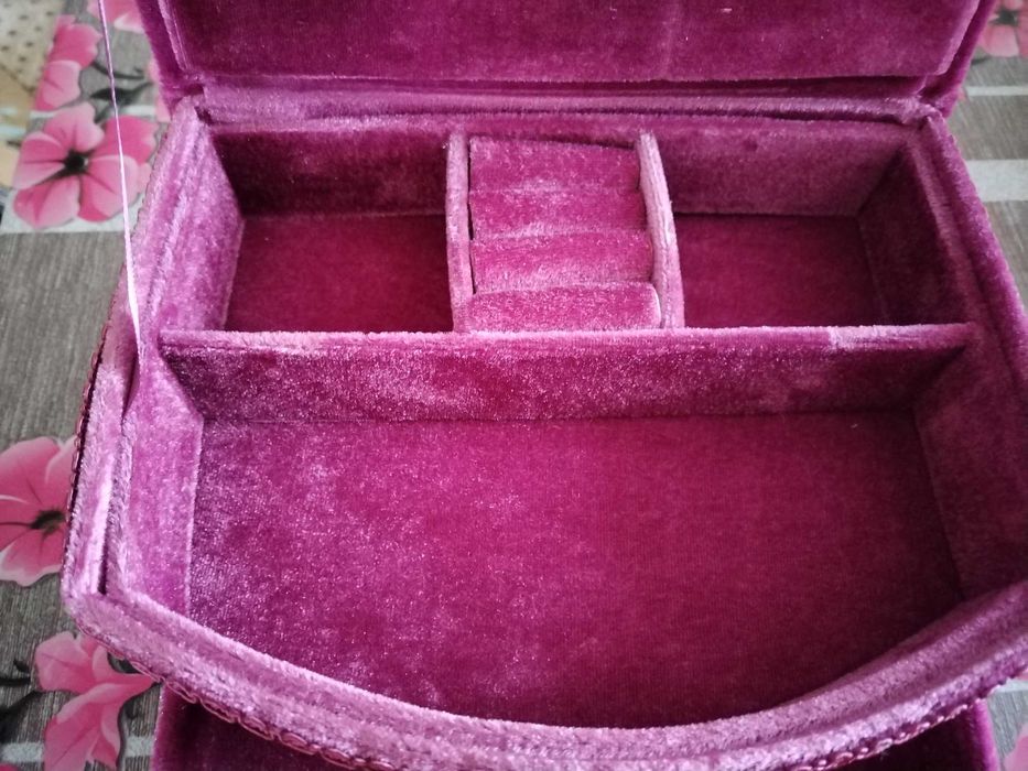 Cutie de bijuterii, din catifea