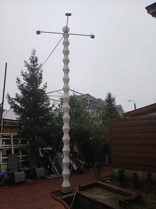 Coloana Infinitului – Stâlp de lumină sculptural, inspirație Brâncuși