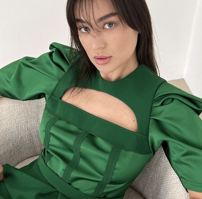 Платье изумрудное брендовое