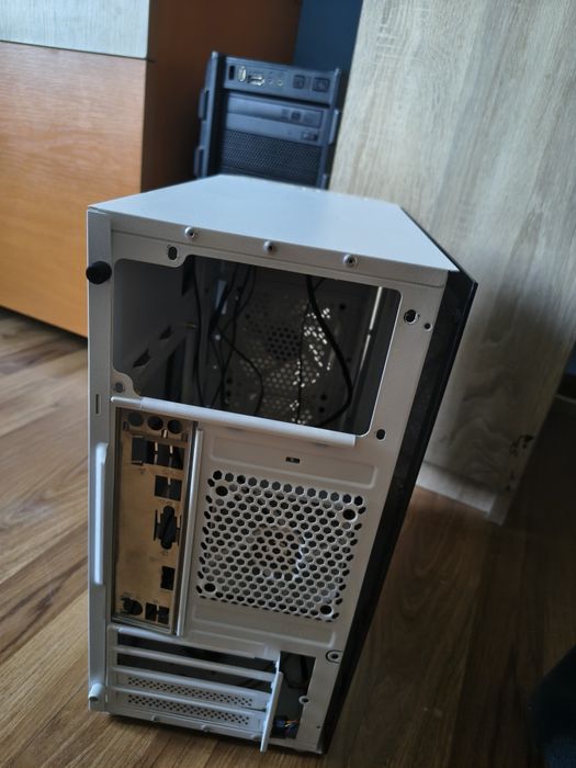 Vând carcasa PC AQIRYS Bellatrix pro,usb 3.0 fara sursa  iluminare rgb, alb