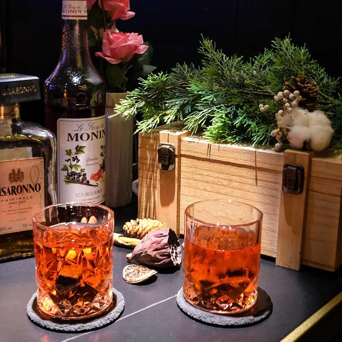 Голям Луксозен подаръчен комплект за мъж чаши за уиски в дървена кутия