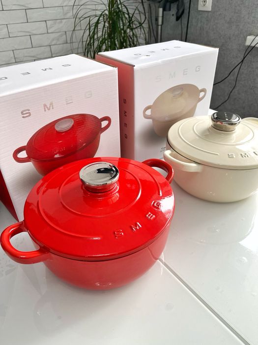 Казан SMEG в двух цветах.