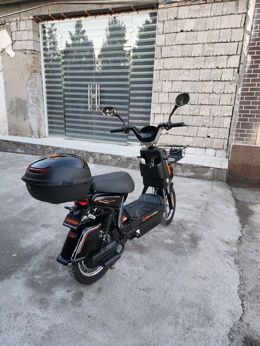 sukuter sotiladi
 narxi 3.200 
5ta akulmatir
yurgan yuli 3950
 holati