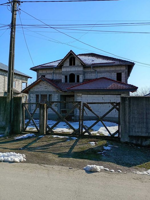 Casa de vanzare cu etaj si mansaeda.
