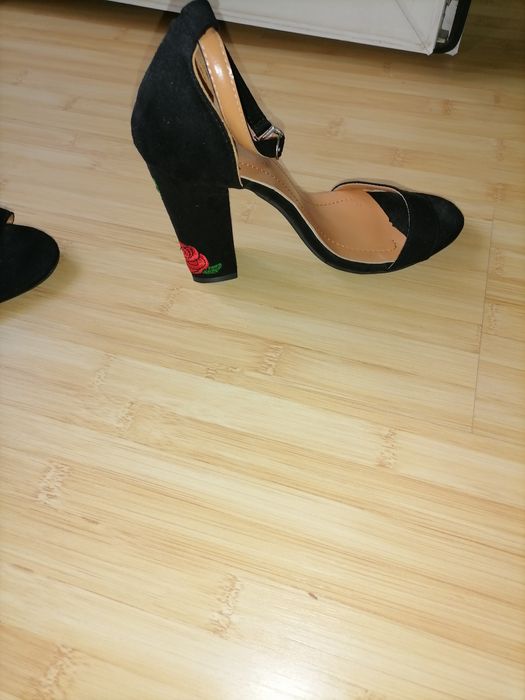 Sandale noi mărimea 37