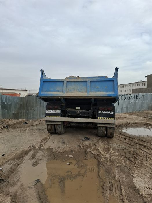 Kamaz samasval ishlab turgan moshina