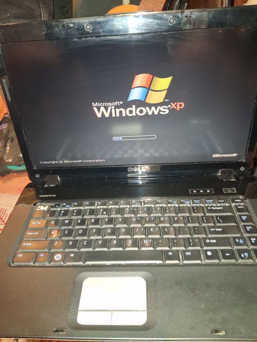 Laptop Dell Vostro pe Windows XP, funcțional