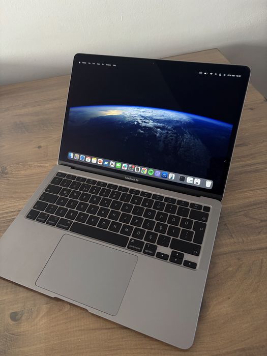 Macbook Air 13” Retina 2020 i3 8 GB RAM 256 SSD В отлично състояние