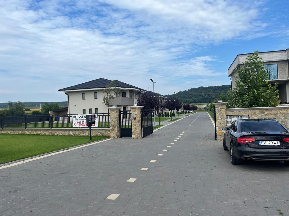 Casa în sistem duplex,strada rezidențială