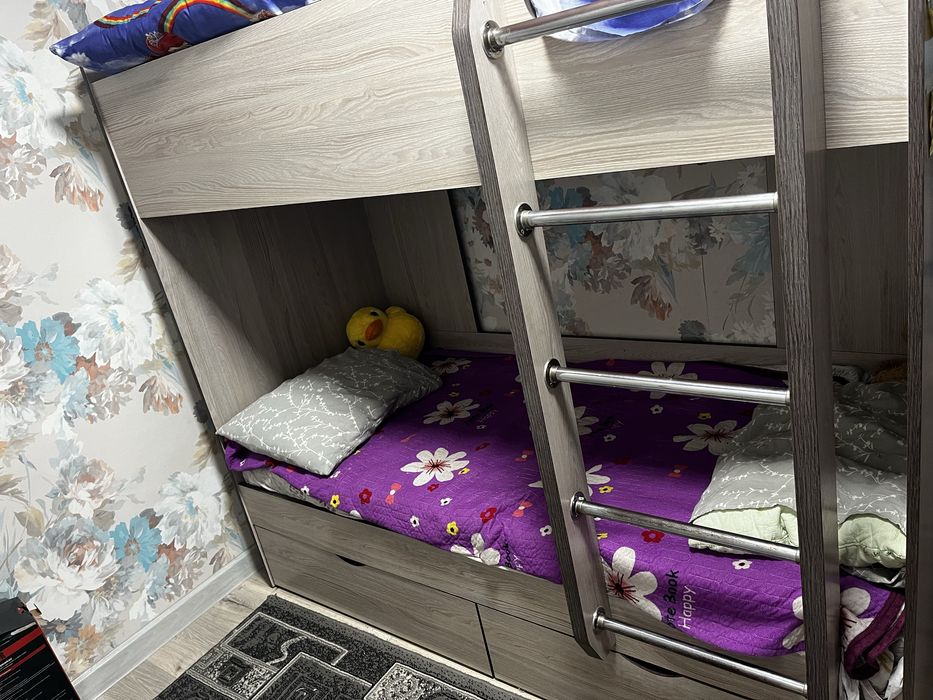 Продам двухярусную кровать с матрасами
