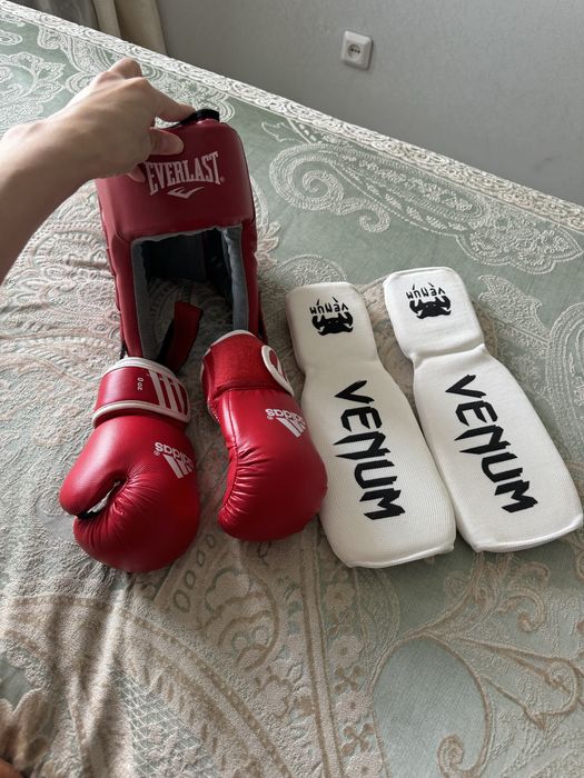 Перчатки, шлем для бокса