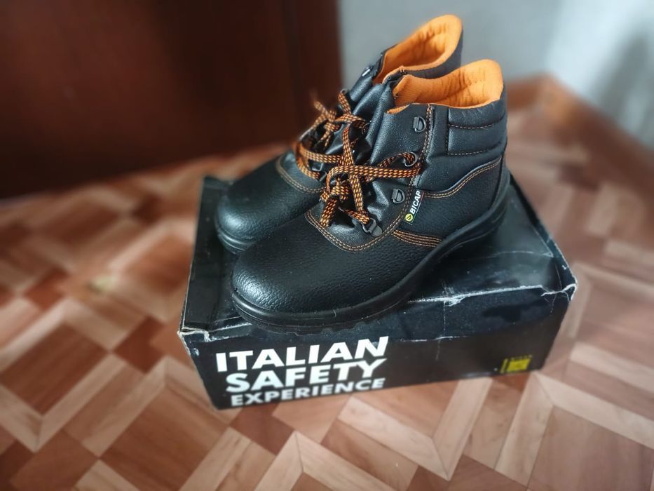 Продам спец обувь летняя 41-42р